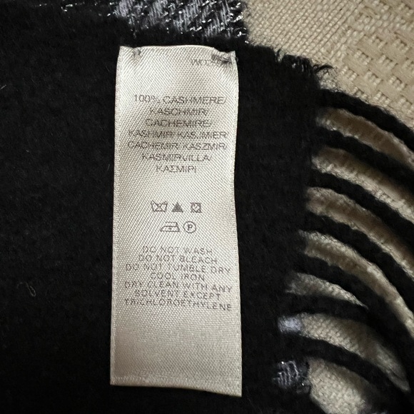 Burberry black and gray plaid 100% cashmere scarf with sparkly threading, unisex - Picture 4 of 7